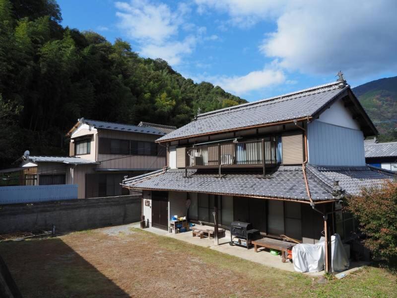 מיושי 四国旅行のhub拠点 古民家ゲストハウス Heso Camp מראה חיצוני תמונה